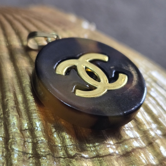CHANEL Gold Logo Tortoiseshell Zipper Pull Charm - Picture 2 of 10